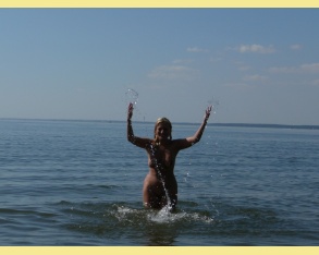 Моя жена, зрелая женщина плескается в море голой без трусиков и купальника, не стесняясь камеры
