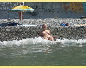 Русская баба на нудистском пляже имеет широкие бедра, но стройна даже с очень пышной грудью