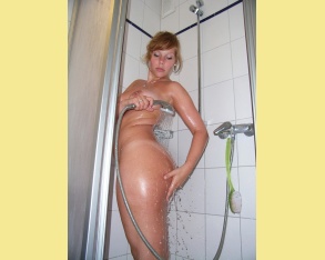 Жена моется голышом в душе с большой задницей и широкими бедрами, намыливая пухлую попку