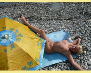 Русская баба на нудистском пляже имеет широкие бедра, но стройна даже с очень пышной грудью