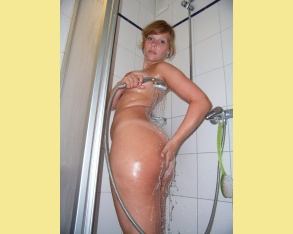 Жена с широкими бедрами и большой задницей моется голышом в душе, намыливая пухлую попу